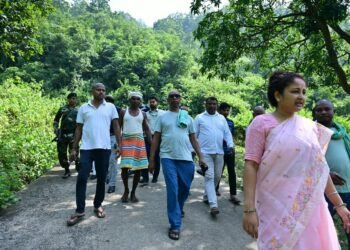 सड़क निर्माण के निरीक्षण के बीच अचानक रुक गया मुख्यमंत्री का काफिला; कसमार के तीनकोनिया चौक पर कल्पना सोरेन के साथ सीएम ने लिया गरमा-गरम चाय और पकौड़ी का मजा