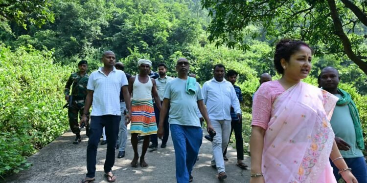 सड़क निर्माण के निरीक्षण के बीच अचानक रुक गया मुख्यमंत्री का काफिला; कसमार के तीनकोनिया चौक पर कल्पना सोरेन के साथ सीएम ने लिया गरमा-गरम चाय और पकौड़ी का मजा
