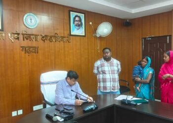 जनसुनवाई में गढ़वा DC का सख्त रुख! रिश्वत मांगने वाले कर्मचारी और आंगनबाड़ी धांधली पर बिफरे पशुपति नाथ मिश्रा, दिए जांच के कड़े आदेश