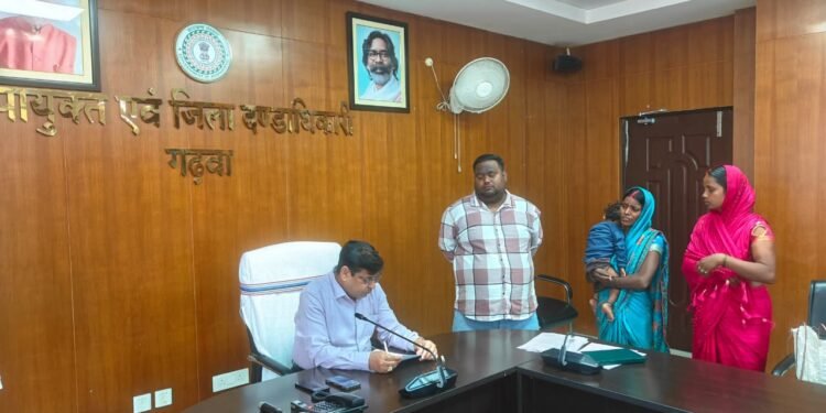 जनसुनवाई में गढ़वा DC का सख्त रुख! रिश्वत मांगने वाले कर्मचारी और आंगनबाड़ी धांधली पर बिफरे पशुपति नाथ मिश्रा, दिए जांच के कड़े आदेश