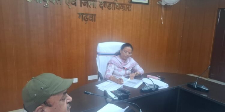 गढ़वा में जल जीवन मिशन पर DDC का सख्त अल्टीमेटम! 31 दिसंबर तक हर हाल में शुरू हो जलापूर्ति, लापरवाह ठेकेदारों को कारण बताओ नोटिस