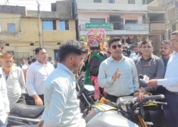 बिना हेलमेट बाइक चला रहे थे लोग, तभी सामने आए अफसर! माला पहनाकर खिलाई मिठाई, फिर मुफ्त में थमाया हेलमेट, रांची की सड़कों पर दिखा अनोखा अभियान