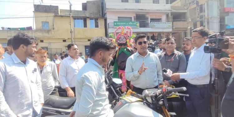 बिना हेलमेट बाइक चला रहे थे लोग, तभी सामने आए अफसर! माला पहनाकर खिलाई मिठाई, फिर मुफ्त में थमाया हेलमेट, रांची की सड़कों पर दिखा अनोखा अभियान