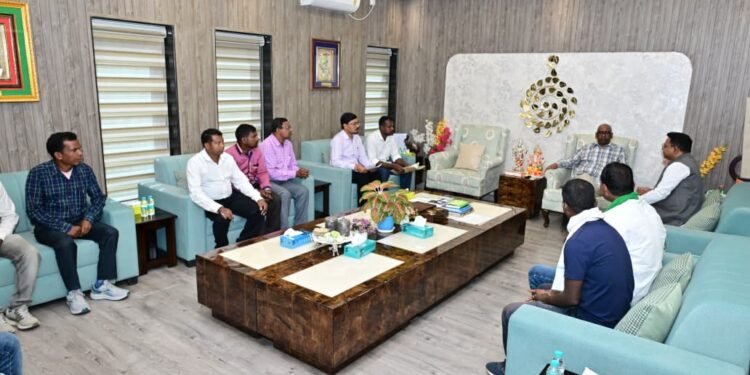 ऑनलाइन खतियान में गड़बड़ी पर एक्शन में सीएम हेमंत सोरेन! बुंडू के 18 गांवों में ‘स्वासी’ की जगह ‘मुंडा’ दर्ज कराने की मांग, प्रतिनिधिमंडल को मिला कार्रवाई का भरोसा