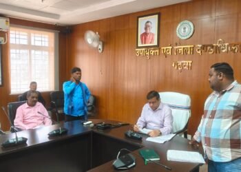 जनसुनवाई में गढ़वा DC का फिर दिखा कड़ा तेवर! राशन कार्ड से नाम कटने और पीएम आवास की किस्त रोकने पर बिफरे पशुपति नाथ मिश्रा, दिए जांच के आदेश