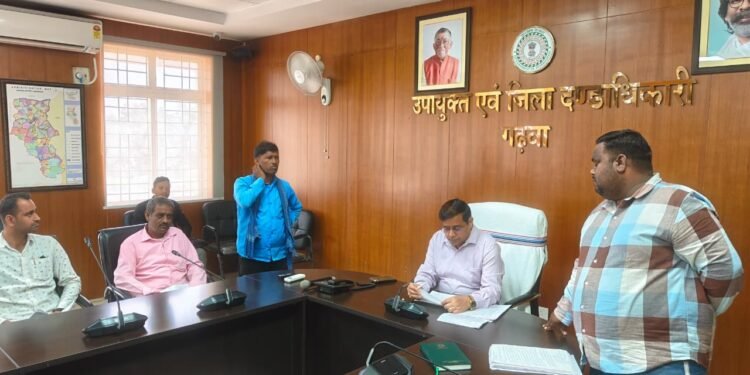 जनसुनवाई में गढ़वा DC का फिर दिखा कड़ा तेवर! राशन कार्ड से नाम कटने और पीएम आवास की किस्त रोकने पर बिफरे पशुपति नाथ मिश्रा, दिए जांच के आदेश