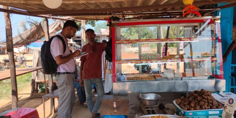 गढ़वा में खाद्य विभाग की बड़ी कार्रवाई! डंडई और मेराल में बिक रही थीं बासी मिठाइयां और खतरनाक प्रतिबंधित रंग, देखते ही अधिकारियों ने मौके पर किया नष्ट
