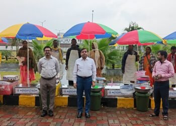 गढ़वा के मत्स्य पालकों और विक्रेताओं की चमकी किस्मत! 90 प्रतिशत अनुदान पर डीसी पशुपति नाथ मिश्रा ने बांटे विपणन किट और एक्वेरियम सजावट उपकरण