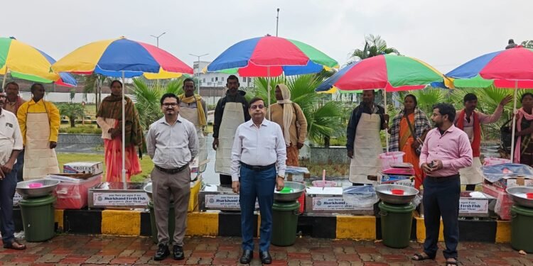 गढ़वा के मत्स्य पालकों और विक्रेताओं की चमकी किस्मत! 90 प्रतिशत अनुदान पर डीसी पशुपति नाथ मिश्रा ने बांटे विपणन किट और एक्वेरियम सजावट उपकरण