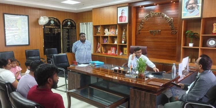 जनसुनवाई में गढ़वा DC का कड़ा रुख! जमीन के नामांतरण के नाम पर रिश्वत मांगने पर अंचल कार्यालय पर भड़के पशुपति नाथ मिश्रा, दिए जांच के आदेश