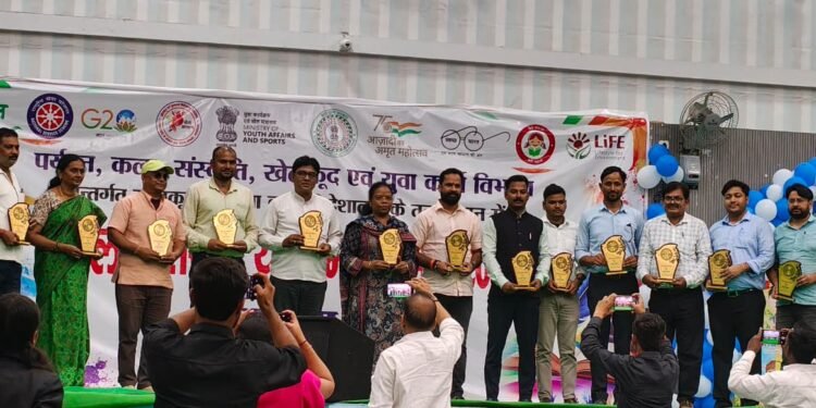 युवाओं की ऊर्जा और कला से गूँजा गढ़वा टाउन हॉल! जिला स्तरीय युवा महोत्सव में दिखा लोक संस्कृति और प्रतिभा का अद्भुत संगम